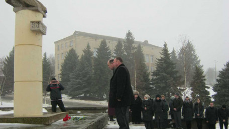 Покладанням квітів до підніжжя пам’ятника Кобзареві у Великій Олександрівці розпочалися заходи, присвячені Шевченківським  дням